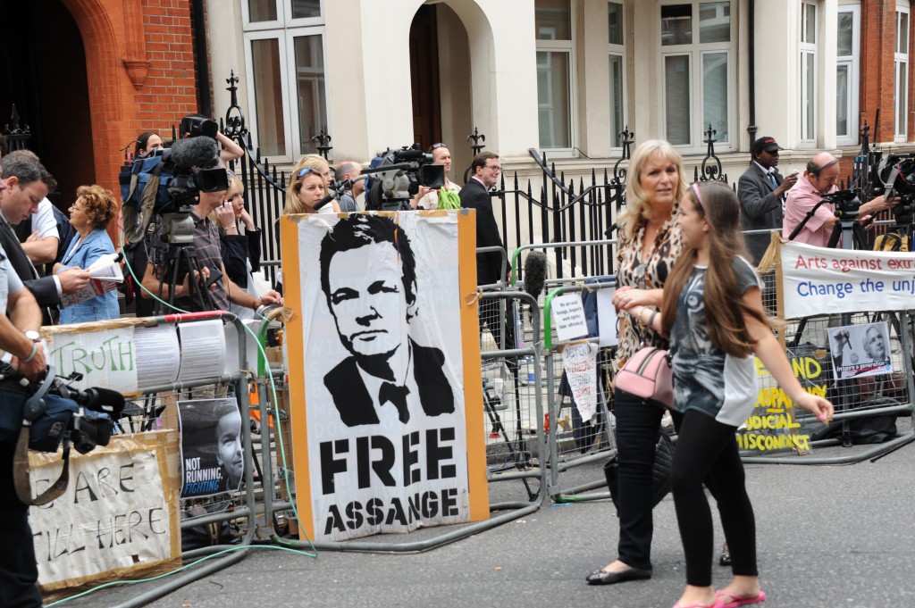 Журналисти на тротоара срещу Еквадорското посолство в Лондон. Снимка от Си Лий, права Demotix
