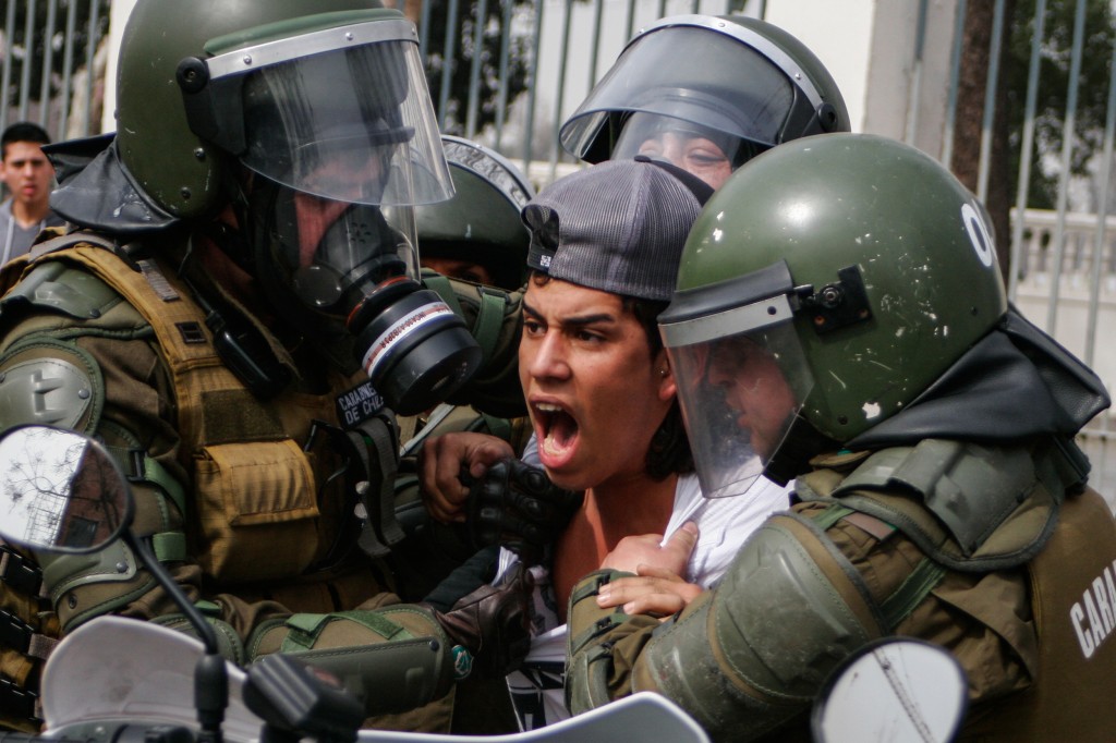 Einsatzkräfte der Polizei bei der Festnahme eines Demonstranten während einer Demonstration für eine Reform des öffentlichen Bildungssystems. 28. August 2012, Santiago, Chile. Foto von Mario Tellez Tellez, Copyright Demotix.