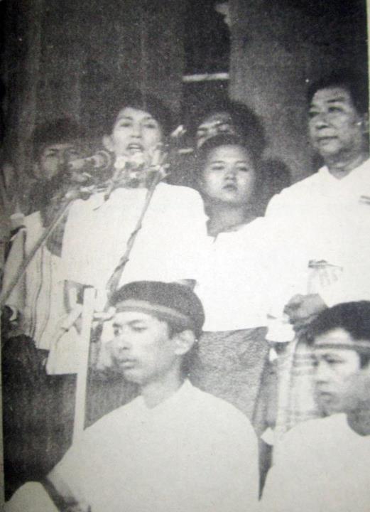 Daw Aung San Suu Kyi giving a speech at Shwedagon pagoda in 1988. Image by Myanmar Political Review on Facebook.