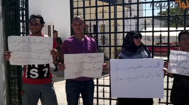 Protest staged outside the Tunis Military Court in support of Massoudi. Photo via Nawaat.