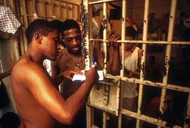 نظام سجن مزدحم في البرازيل. تصوير جيوسيبي بيزاري. حقوق النشر محفوظة لديموتكس (09/03/2003)