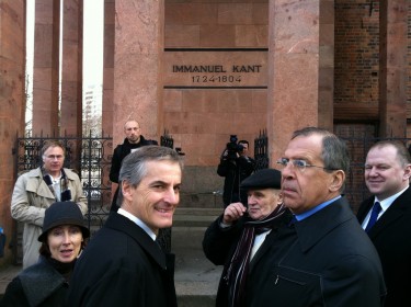 German Foreign Minister Jonas Støre and Russian Foreign Minister Sergei Lavrov in front of the tomb of philosopher Immanuel Kant. Kaliningrad, Russia. 7 March 2011, photo by Utenriksdepartementet UD, CC BY-SA 2.0.