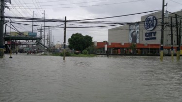 Ang pag-akyat ng tubig baha sa Bacoor, Cavite, sa may bandang timog ng Maynila. Larawang mula sa Facebook page ng ASAP XV..