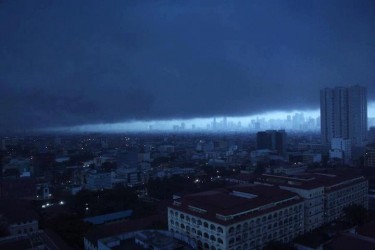غيوم سوداء تحوم فوق وسط مانيلا. الصورة مأخوذة من صفحة لوريلين اوكامبو على فيسبوك