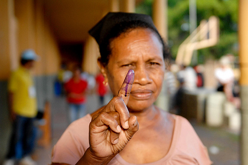 Uma mulher de Timor Leste mostra o dedo marcado de tinta depois do voto. Foto de United Nations Photo (CC BY-NC-ND 2.0)