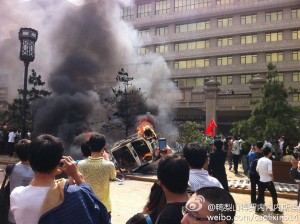 Protesters set fire to a car in Xian. Photos from Free more news.