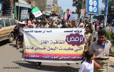 March in Ibb courtesy of Essam Alkamaly. The sign in Arabic reads: We refuse the gas agreement which has made Yemen incur huge losses