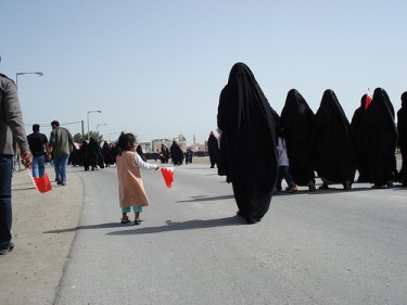 نساء بحرينيات يحتللن الصفوف الأمامية في مظاهرة ضد الحكومة في فبراير 2011، تصوير الجزيرة بالإنجليزية على فليكر - مستخدمة تحت رخصة المشاع الإبداعي النسخة 2.0