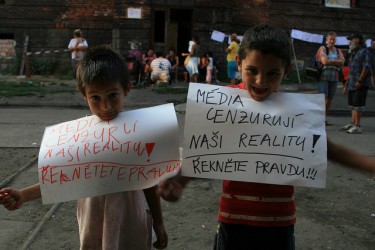 Přednádraží Kinder halten ein Poster: "Die Medien zensieren unsere Wirklichkeit! Sagt die Wahrheit!" Foto: Daniela Kantorova.