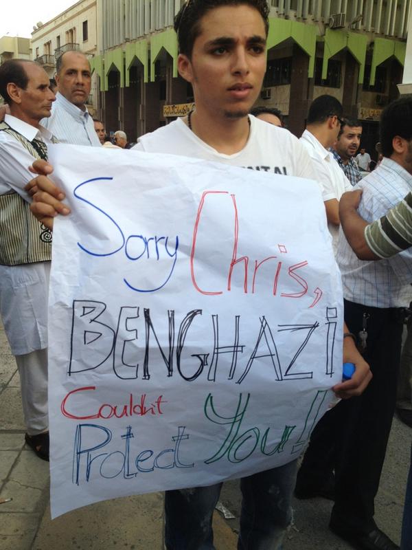 Протестиращ в Бенгази носи плакат със следното послание: "Съжаляваме, Крис, Бенгази не успя да те защити." Снимката е споделена от @ASanalla в Туитър.