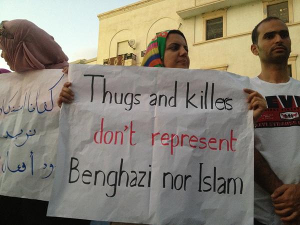 "Гангстери и убийци не представляват #Бенгази нито #Исляма". Снимка от днешния протест в Бенгази, споделена от @ASanalla в Туитър