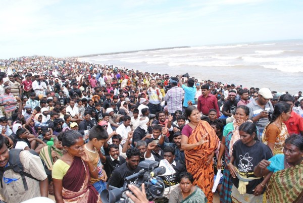 Thousands of villagers protesting at the beach. Image by Anthony kebiston Ferando, courtesy Dianuke.org