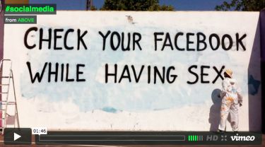 Captura de tela do video: Acesse o seu facebook enquanto faz sexo