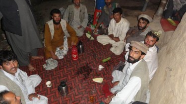 非常幸運地，馬爾祖沒有落入塔利班（Taliban）手中，變成人質。他倒是受到當地人的歡迎，在一個阿富汗的村莊裡度過夜晚。圖自馬爾祖的臉書頁面。