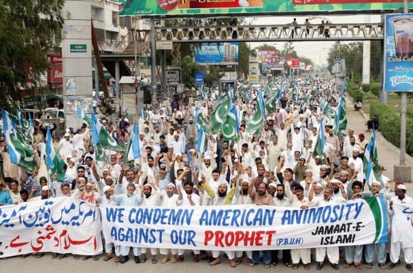 Aktivisten von Jamat-e-Islami protestieren gegen den islamfeindlichen Film, der in den USA erschienen ist. Karachi, Pakistan. Foto von Owais Aslam Ali. Copyright Demotix (14/9/2012)