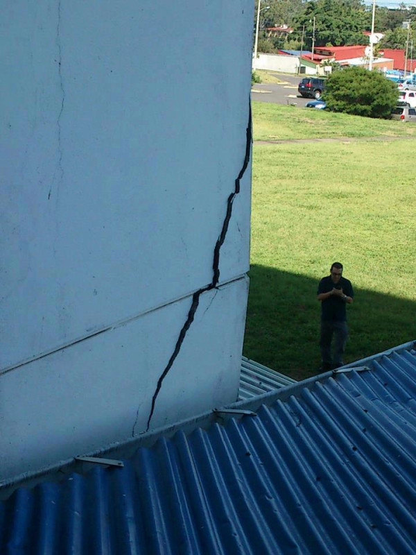 L'edificio di Ingegneria Elettrica all'Università della Costa Rica dopo il terremoto del 5 Settembre. 