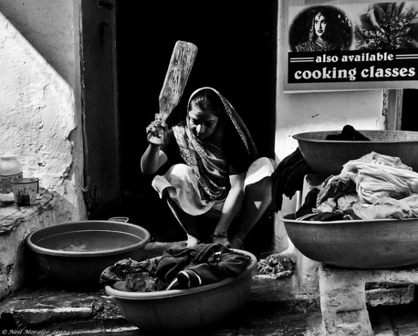 Eine Frau beim Kleiderwaschen. Foto von Neil Moralee CC BY-NC-ND 2.0
