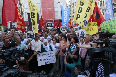 Manifestazione di curdi a Istanbul contro gli scontri di Diyarbakir. Immagine di Fulya Atalay, copyright Demotix (15/07/12).