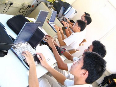 Jóvenes usuarios de Internet en Singapur, foto de Flickr, en la página markhsx