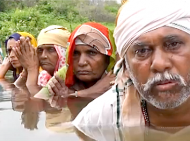 Captura de pantalla del video mostrando la protesta de los desalojados del proyecto de la represa Omkareshwar