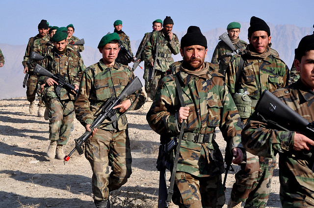 L'esercito afghano (ANA). Foto di Lt. Sally Armstrong, rirpesa da Helmand Blog su Flickr (CC BY-NC-ND 2.0)