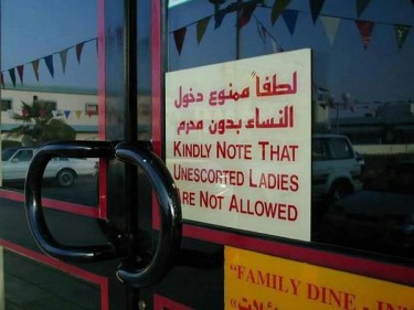Frauen ohne Begleitung haben keinen Zutritt, sagt ein Restaurant-Schild in Saudi-Arabien. Foto von @moadaldabbagh auf Twitter geteilt
