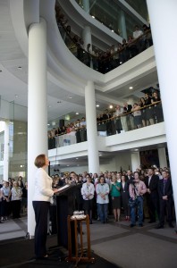 Julia Gillard da las gracias al personal del MAEC
