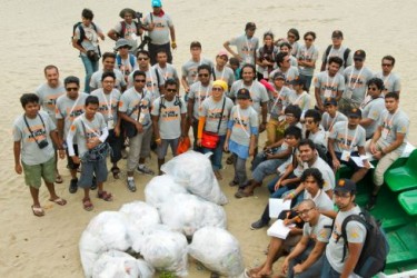ساحل سمندر کی صفائی کے عالمی دن کے موقع پر رضاکار جمع کیے گئے ملبہ کے ساتھ کاکس بیچ پر موجود ہیں. تصویر از اسماعیل فردوس