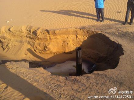 Foto che mostrano come la acque di scarico industriali sono pompate nel deserto. Foto scattata da Song Fuli.