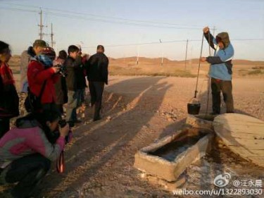 Il pozzo è a solo un chilometro dalla vasca di trattamento delle acque. Foto di Wang Yongchen.
