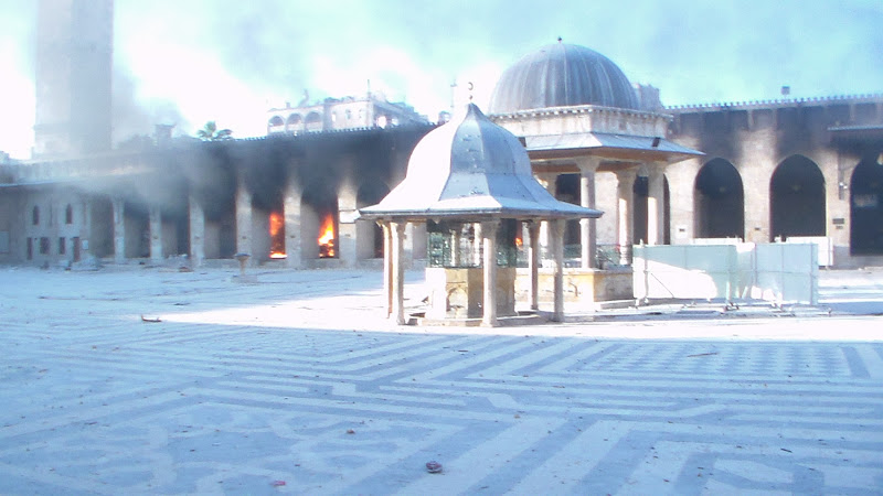 Siria - Aleppo - Città Vecchia - 13 ottobre 2012 - Distruzione e incendi seguiti ai bombardamenti sulla Moschea degli Omayyadi 