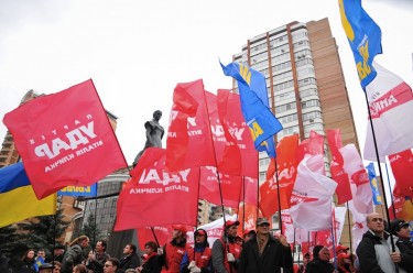 Centinaia di ucraini protestano per le elezioni truccate