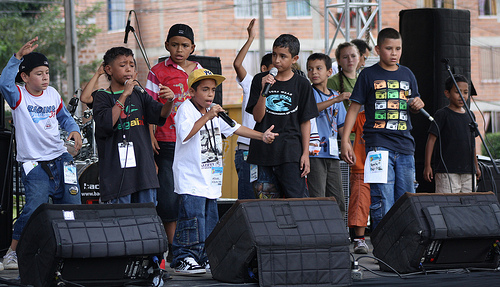 Children from an outreach project by Élite Hip-Hop, a group of rappers from Comuna 13 which El Duke belonged to. Photo by Agencia de Prensa IPC on Flickr  (CC BY-NC-SA 2.0) 