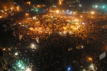 La notte scende su Piazza Tahrir, mentre i manifestanti continuano la loro protesta