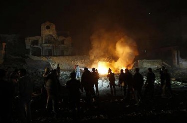Khaled Shawa rilancia su Twitter la foto della casa del vicino in fiamme, dopo colpita dai missili israeliani 