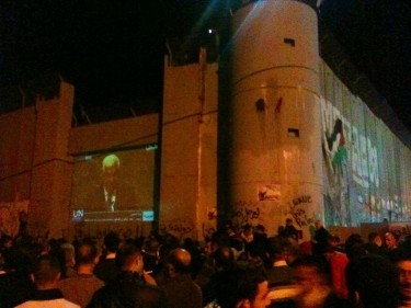 Abbasov govor u UN-u prikazan na zidu koji odvaja od Izraela u Betlehemu 