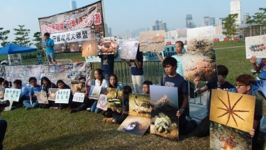 Gruppi di ambientalisti mostrano foto delle specie animali che abitano la linea costiera durante la protesta del 4 novembre. Foto pubblicata su gentile concessione di Mary Chan.