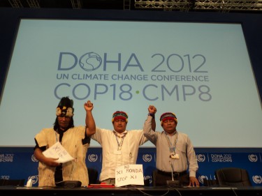 Líderes indígenas da Amazónia Equatoriana protestam na COP18 em Doha