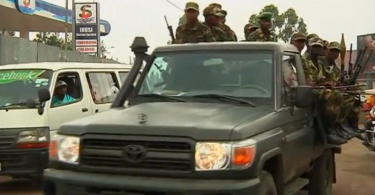 I ribelli dell'M23 su un fuoristrada lungo le strade di Goma