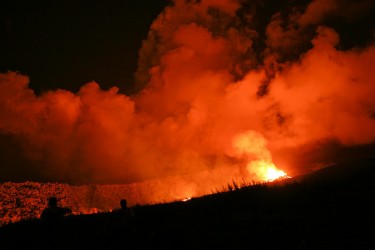 Eruzione sul picco, aprile 2007 (foto di zatiqs  per gentile concessine di FlikR).