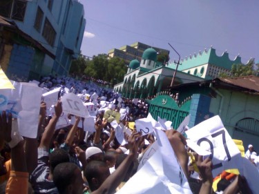 Les musulmans éthiopiens protestaient le 7 Décembre 2012 à la mosquée Grand-Anwar contre l'ingérence du gouvernement dans leurs affaires. Le numéro 27 fait référence l'article de la Constitution éthiopienne sur la liberté de religion dans Crédit photo Dimtsachin Yisema sur Facebook
