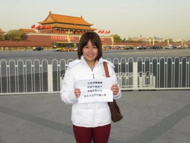 Una dimostrante a piazza Tiananmen