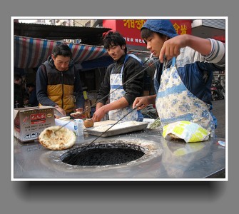  مقال مصور عن بيتزا أويجور في مدينة كاشجر، شينجيانج