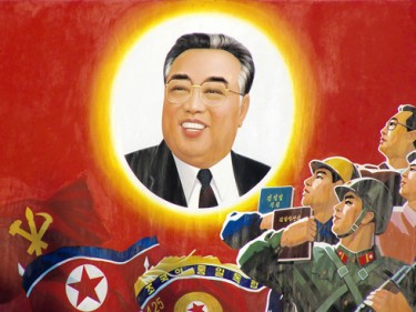 جدارية لكيم إيل سونج حاكم كوريا الشمالية السابق. تصوير yeowatzup على فليكر، مستخدمة تحت رخصة المشاع الإبداعي