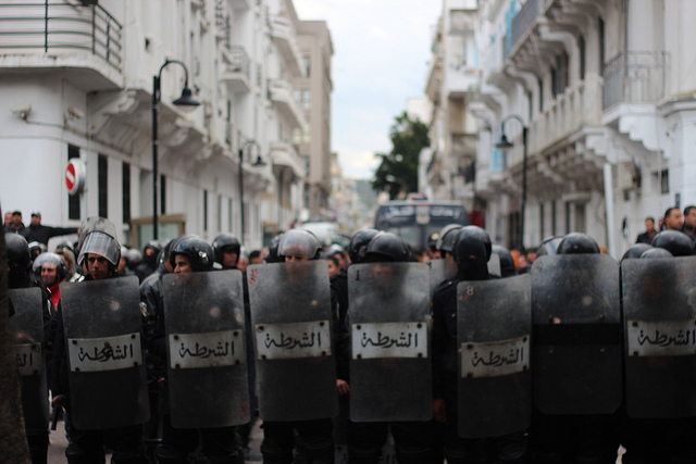  Politie in de buurt van het ministerie van Binnenlandse Zaken in Tunis. Foto van Amine Ghrabi gedeeld op Flickr. (CC-NC)