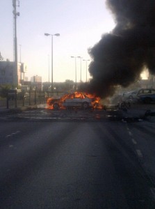 Протестующие блокируют дорогу в Аль-Кадаме, Бахрейн, на вторую годовщину массовых протестов.