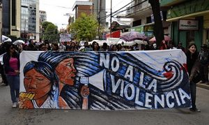 Attivisti a Cochabamba protestano contro la diffusa violenza sulle donne. Foto di Stephanie Weiss.