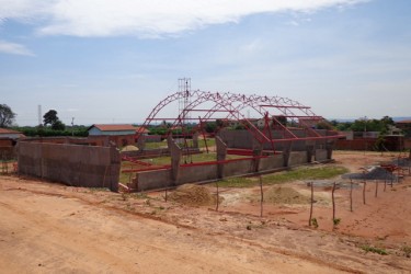 Construction of a sports court in Januária. Photo by Amigos de Januária, under Creative Commons license.