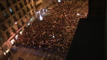 Airview of the sit-in infront of the Popular Party headquarters in Madrid. Picture by Periodismo Humano published under CC Licence.