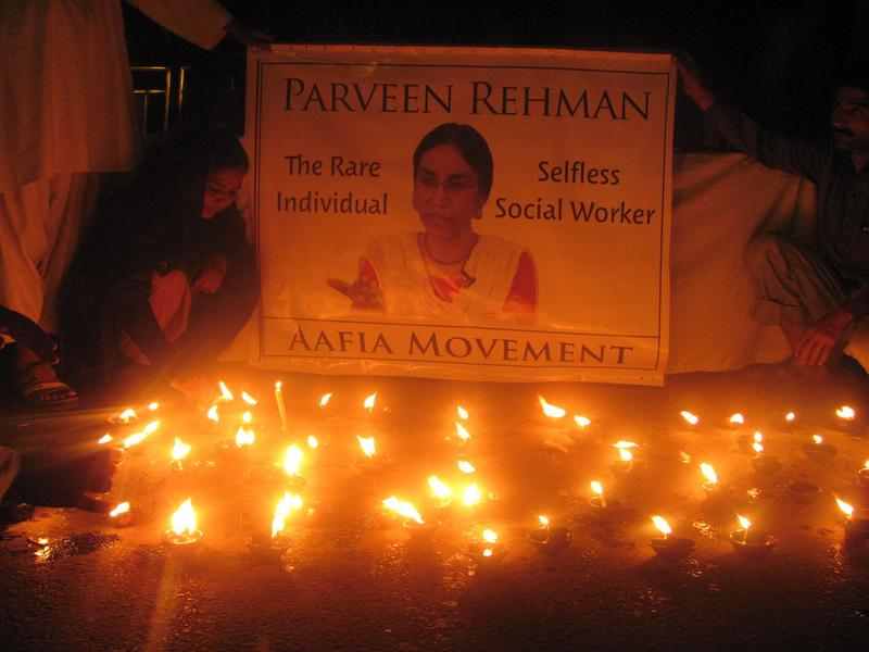 إهداء للعاملة الاجتماعيّة بروين رحمن التي قتلها إرهابيّون في كراتشي، صورة أيوب. حقوق النسخ والنشر لـ Demotix 14/3/2013.